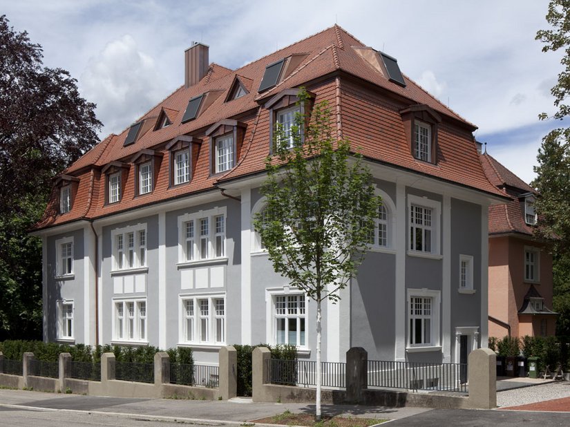 Deze villa uit de “Gründerzeit” maakt deel uit van een U-vormig gebouwencomplex.
