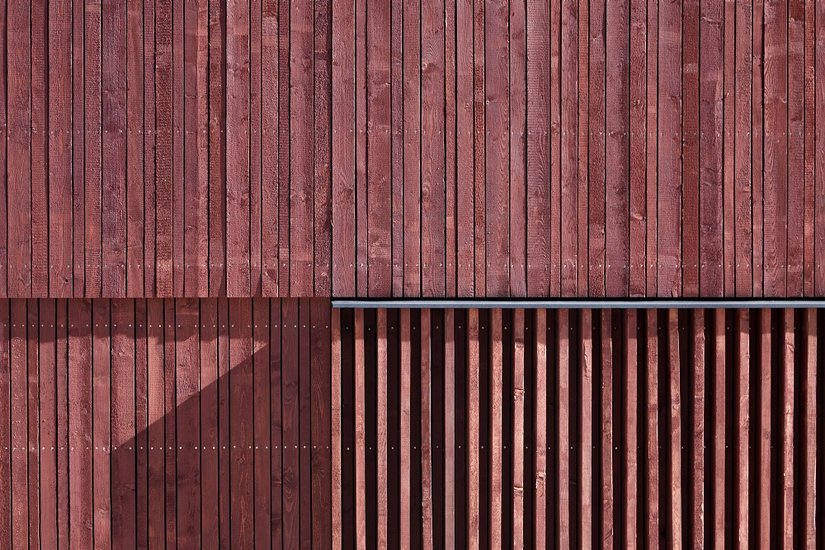 De houtolie op basis van lijnolie werd eerst als kleurloze grondering aangebracht. Daarna volgde de eindafwerking met een opvallend brandweerrood getinte variant van Lignodur Xylodol 540, die de natuurlijke houtstructuur verder – ja, precies – benadrukt.