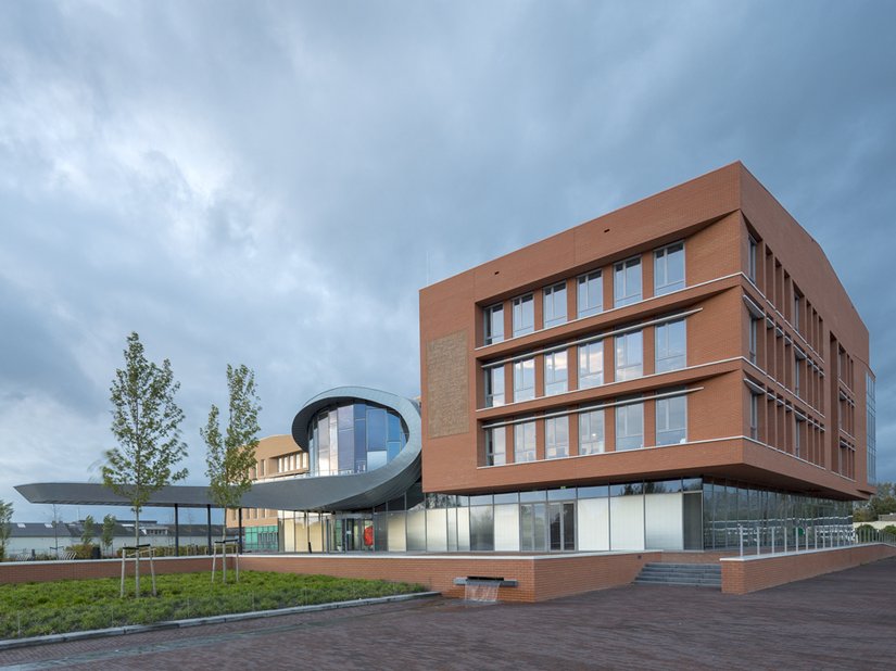 De raadzaal neemt een prominente plaats in.