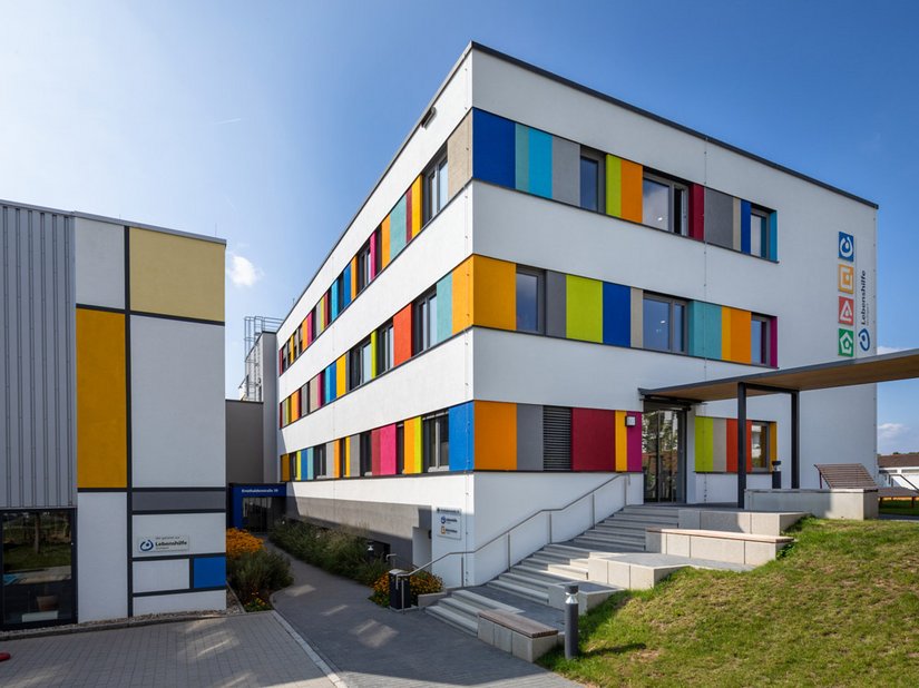 Twee bestaande gebouwen werden vervangen door een multifunctioneel gebouwencomplex.