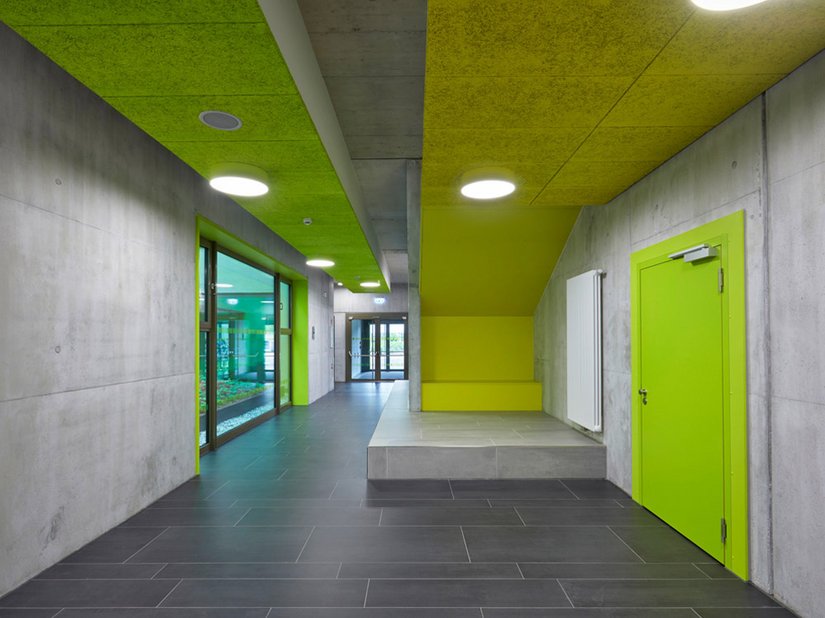 Van zichtbare betonnen oppervlakken en gekleurde accenten in groen- en geeltinten ontwikkelt zich binnen een sfeer die even transparant als levendig is.
