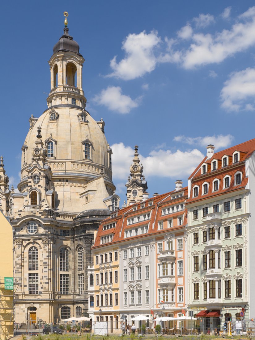 Indrukwekkende perspectieven: Quartier II sluit aan de oostkant direct aan op de Frauenkirche. Op deze foto, die is genomen vanuit de Rampische Straße, is te zien dat de gebouwen één lijn vormen met het prachtige barokke kerkgebouw.
