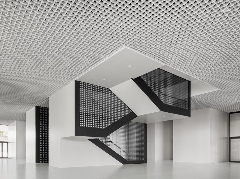 Een dialoog tussen contrasterende materialen: open en overspoeld met licht.