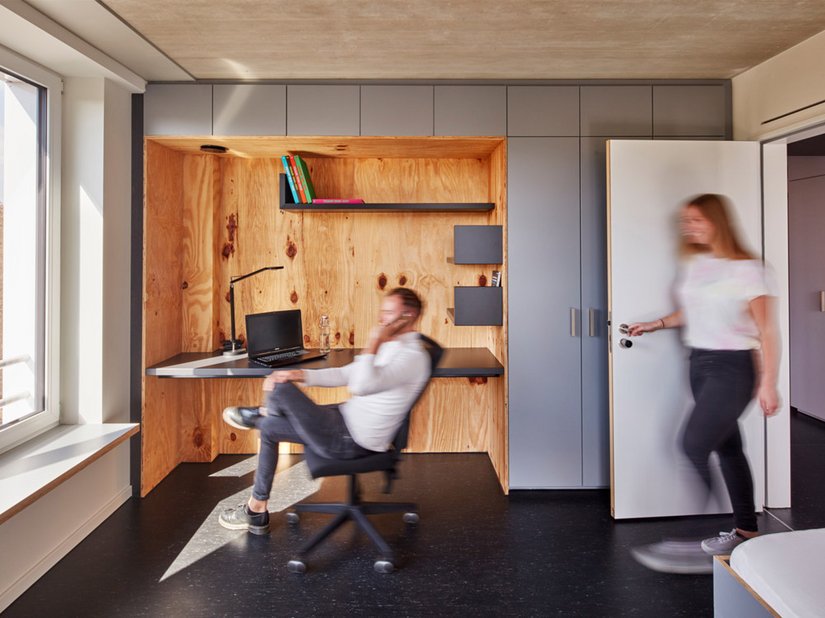 Het complex met zijn 258 plaatsen voor studenten werd voltooid in elementaire hybride constructie in passiefhuisstandaard.
Foto © Sigurd Steinprinz / ACMS Archirtekten GmbH
