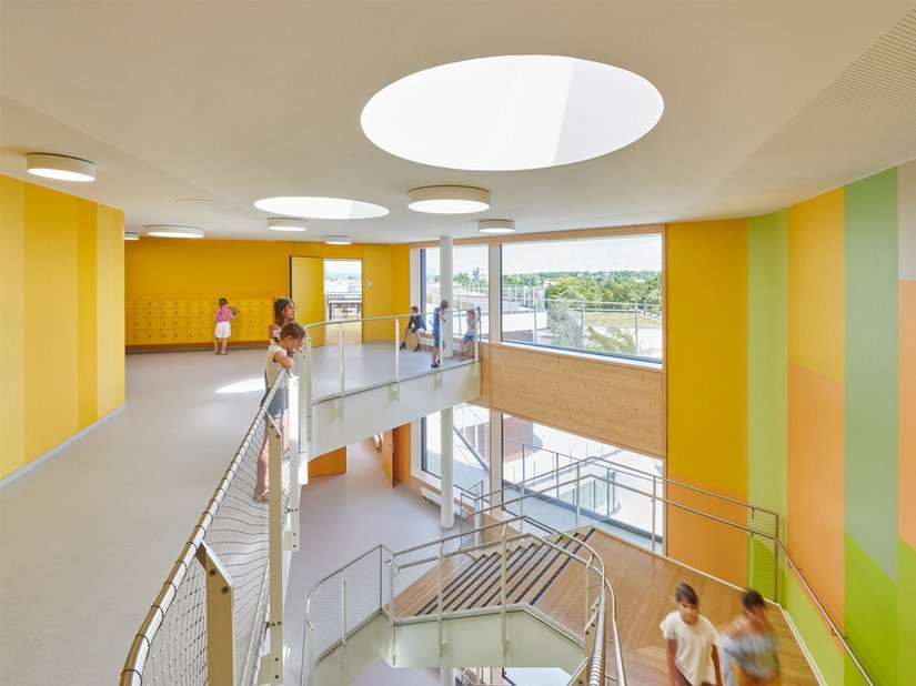 Verschillende leerlandschappen met open ruimtestructuren bevorderen de communicatie en ondersteunen geïndividualiseerd, coöperatief en sociaal leren.
Foto © David Matthiessen Fotografie