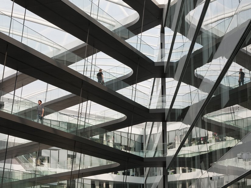 Laces: de loopbruggen verbinden de in verschillende richtingen uitdijende elementen van het gebouw.