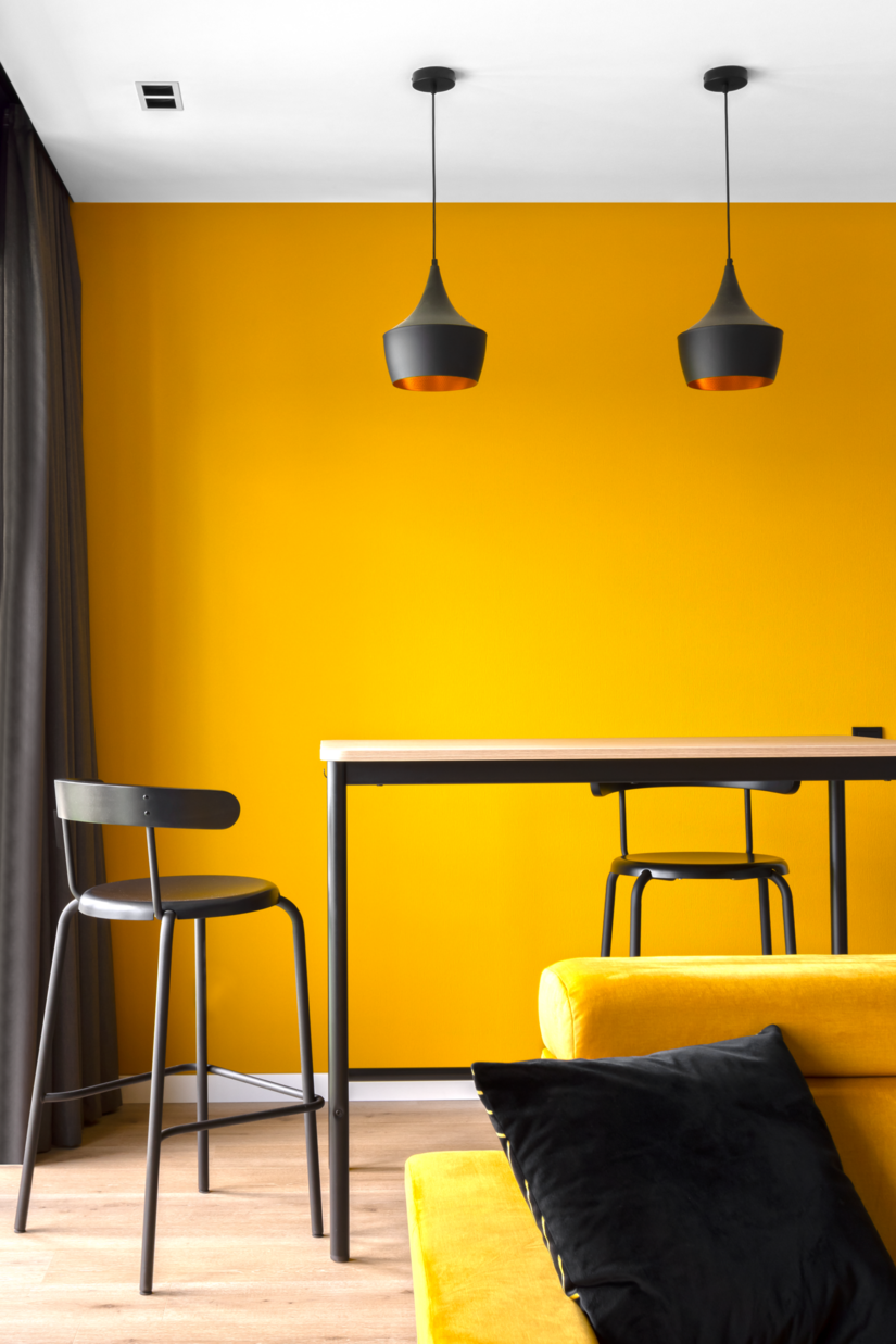 Honinggeel kleuraccent met Sensocryl: met de stompmatte zuiver acrylaat dispersie creëert&nbsp;Pat Remont Bud een visueel contrast met de zichtbeton-accenten en zwarten wanden.