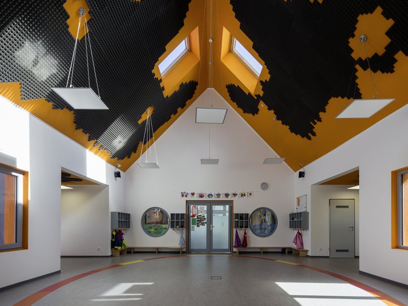 De gemeenschappelijke speelgangen bieden voldoende speelruimte en baden in het licht. Door creatief met kleur om te springen, worden de ramen nog beter geaccentueerd.