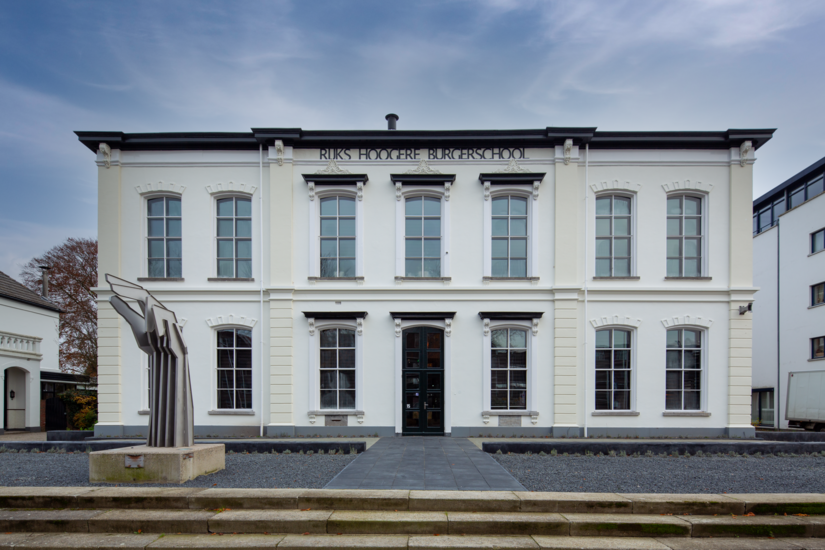 Er ontstonden stijlvolle oppervlakken met Evocryl. In wit en een donkere gele kleur werkte vakman Robertino Leusink de gevel van de oude school nieuw af. Het resultaat: een stijlvolle gebouwschil in het centrum van Winterswijk.