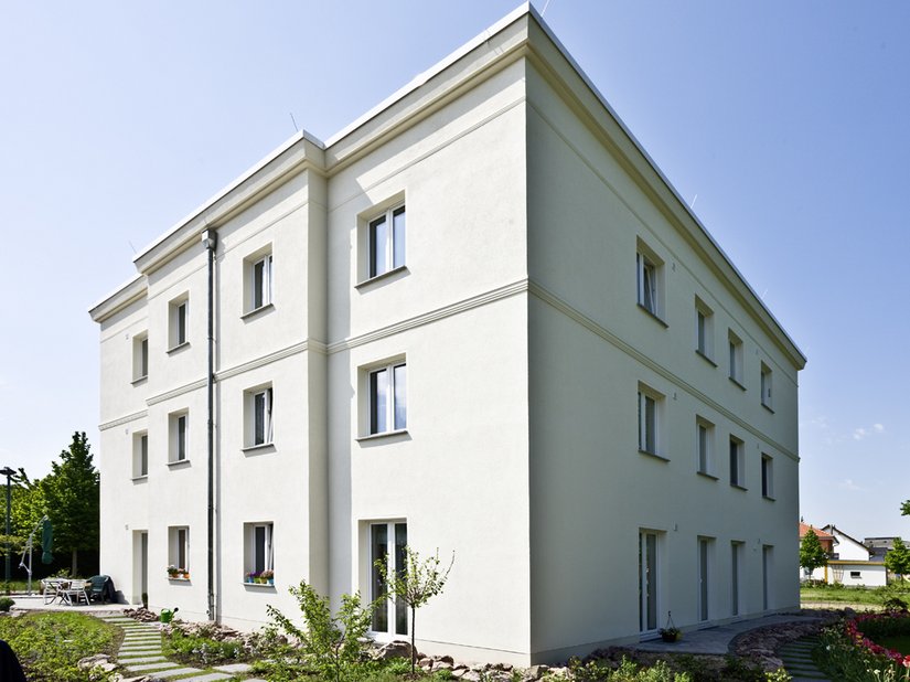 Aan de achterkant en rond ramen en deuren werd het ontwerp van het gebouw bewust eenvoudig gehouden. De structuur van het bouwwerk komt alleen maar tot stand door het spel van licht en schaduw tussen de architectonische elementen.