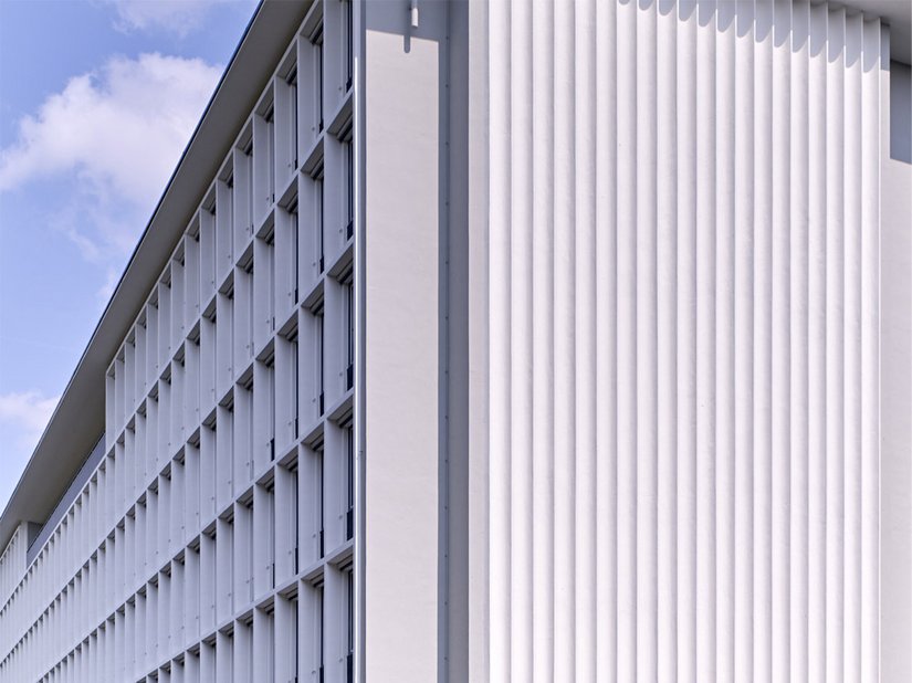Op een prominente locatie in het Keulse bankdistrict eindigt het gebouw op de Börsenplatz met een gevel van sierbeton die van grote betekenis is voor de stedelijke ontwikkeling.