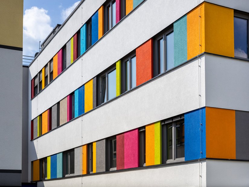 De vrolijke, kleurrijke kleurstelling maakt het nieuwe gebouw, geïsoleerd met het isolatiesysteem MW Top, tot een "Lebenshilfehaus" zonder dat het gebouw opzichtig oogt.