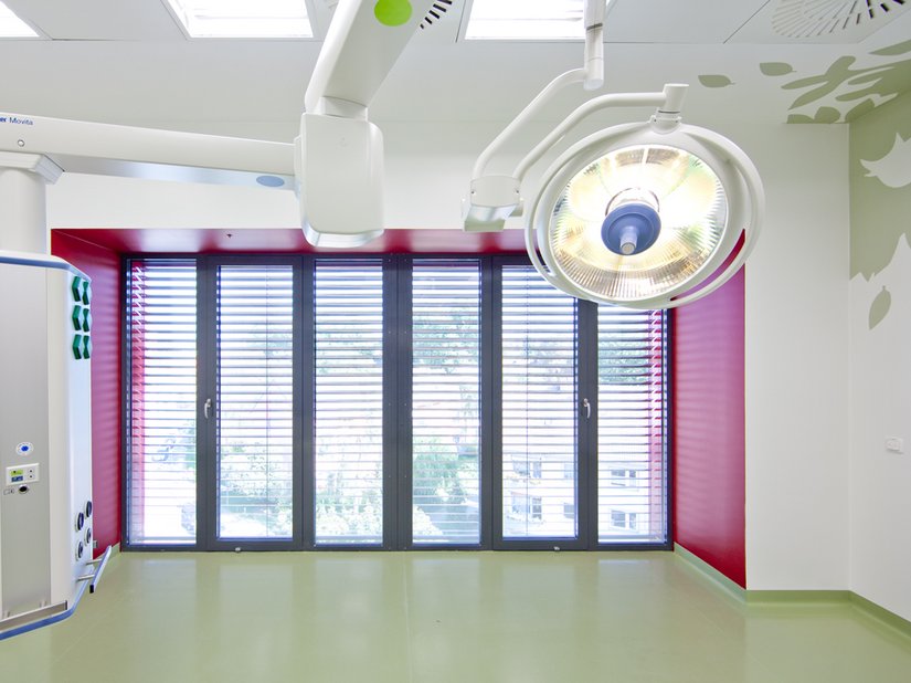Ook in de operatiekamers wordt de vormgeving en symboliek uit de rest van de vleugel doorgetrokken.