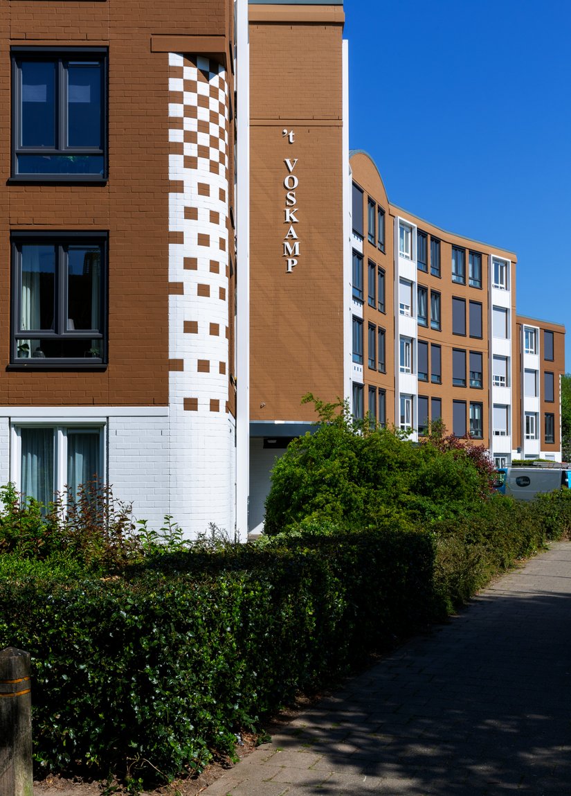 De nieuwe gevel straalt met zijn perfect egale en duurzaam afgewerkte oppervlakken.