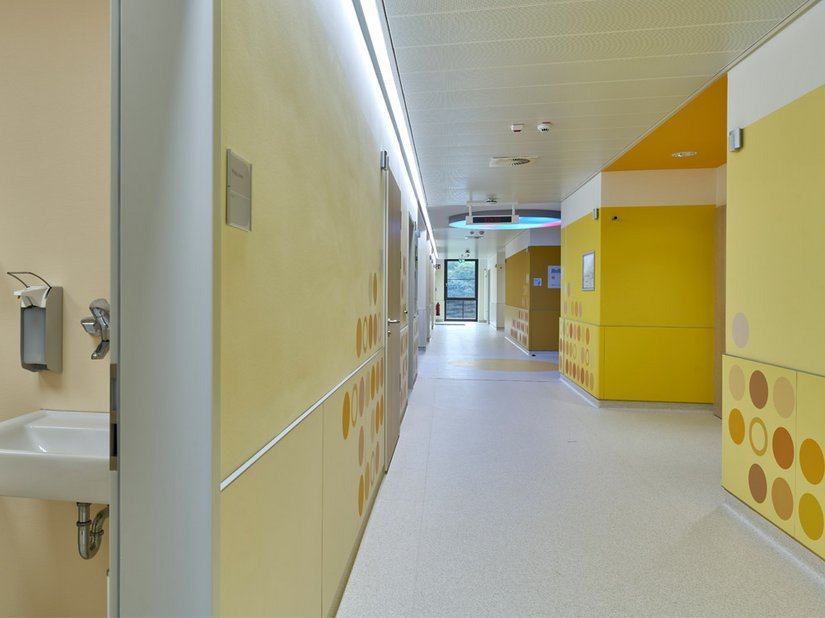 De 2K-Aqua Zijdematlak 2388 scoort met zijn weerstand tegen desinfectiemiddelen, handtranspiratie, crèmes en vet.