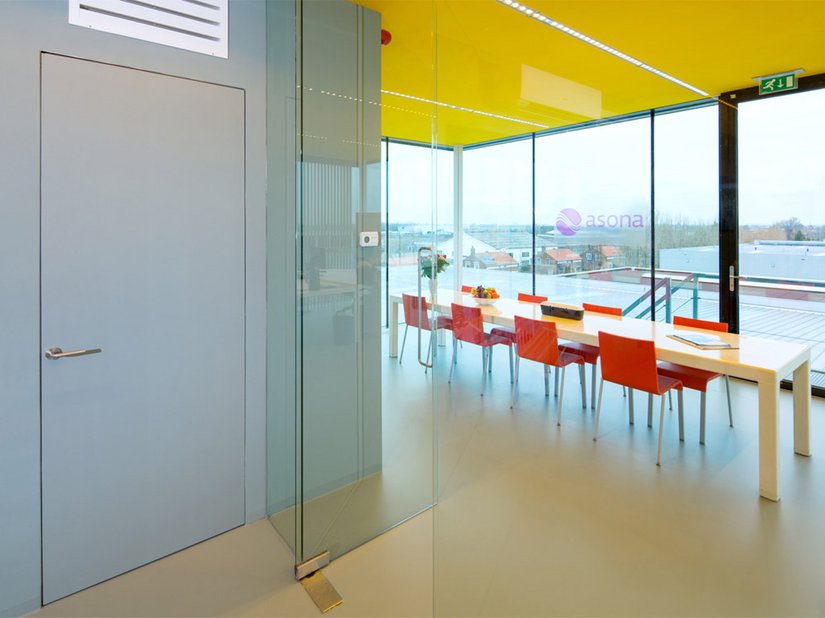 Lokat 3.0 moest er bij de keuze van de muurverf op letten dat de verfkleur paste bij de oranje stoelen.