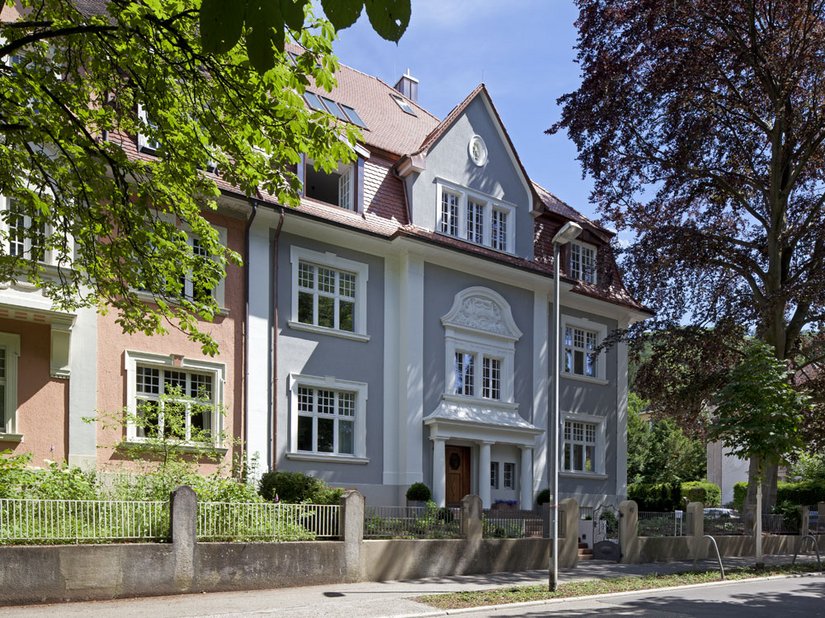 Deze volledig vernieuwde villa is een beschermd monument.