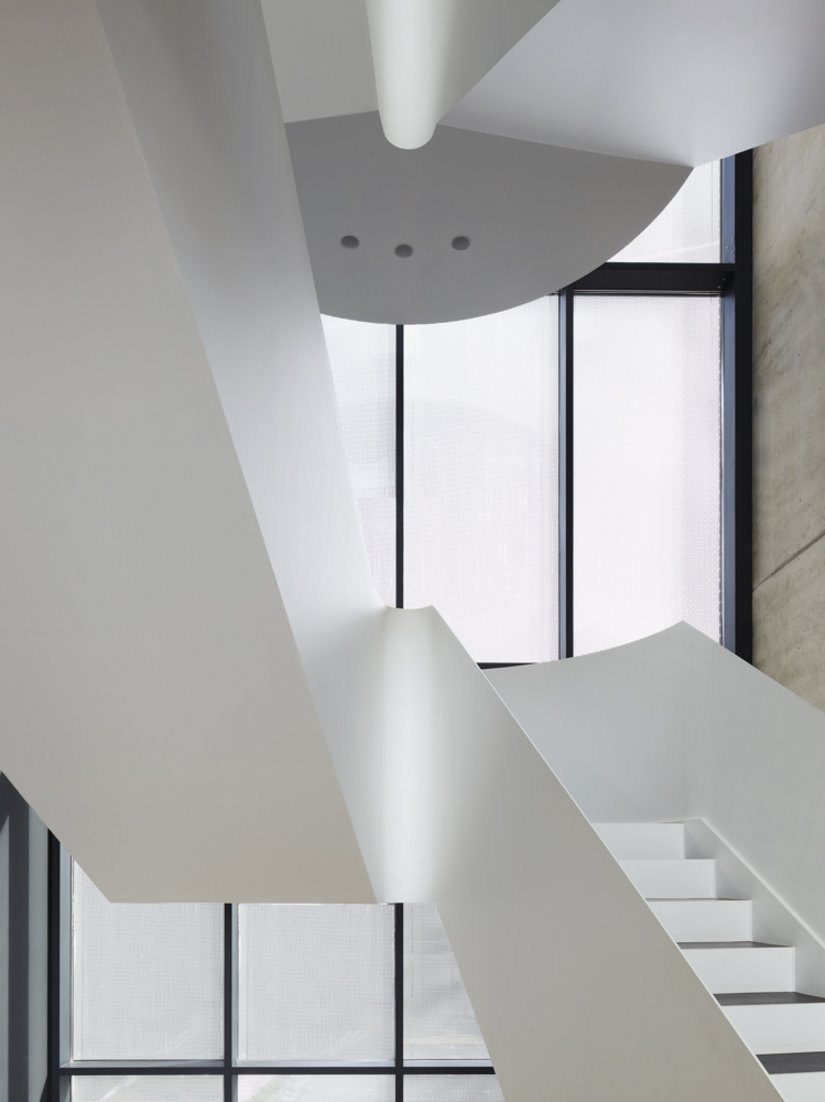 Een op maat gemaakte constructie uit plaatstaal vult het trappenhuis.
