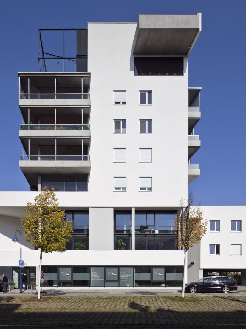 Op de bovenste verdieping van de toren ontwierp de architect ruime lofts en maisonnettes met brede dakterrassen die woonruimtes koppelen aan het landschap.