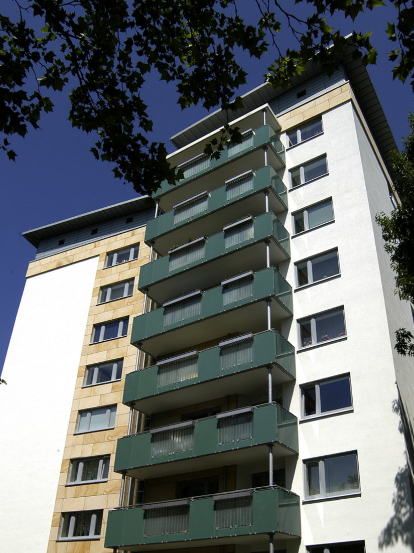 Een keur aan op elkaar afgestemde kleuren en gevelmaterialen in verschillende optische en haptische kwaliteiten zorgt ervoor dat deze monoliet een veel minder kolossale indruk maakt. Interessant: de voorgehangen zandsteenelementen die hier zijn gecombineerd met een WDV-system.