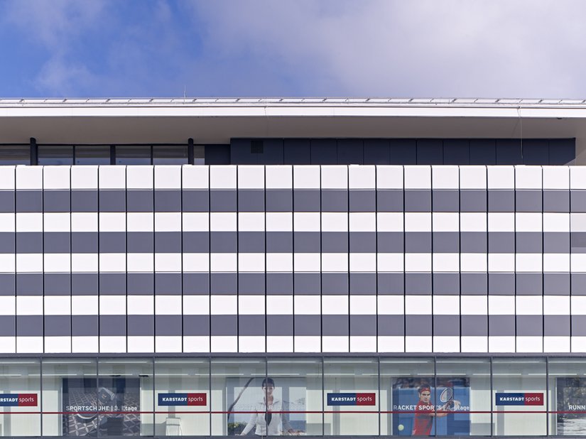 Het gevelontwerp valt op door de horizontale strepen die afwisselend antraciet en zwart zijn geschilderd.