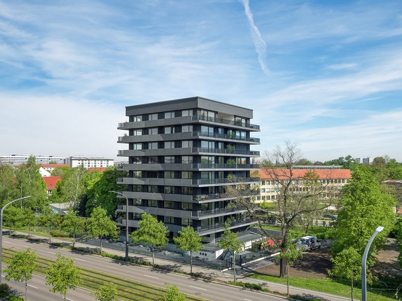 De dansende gevel en het zwarte exterieur maken het gebouw tot een opvallend stedelijk referentiepunt.