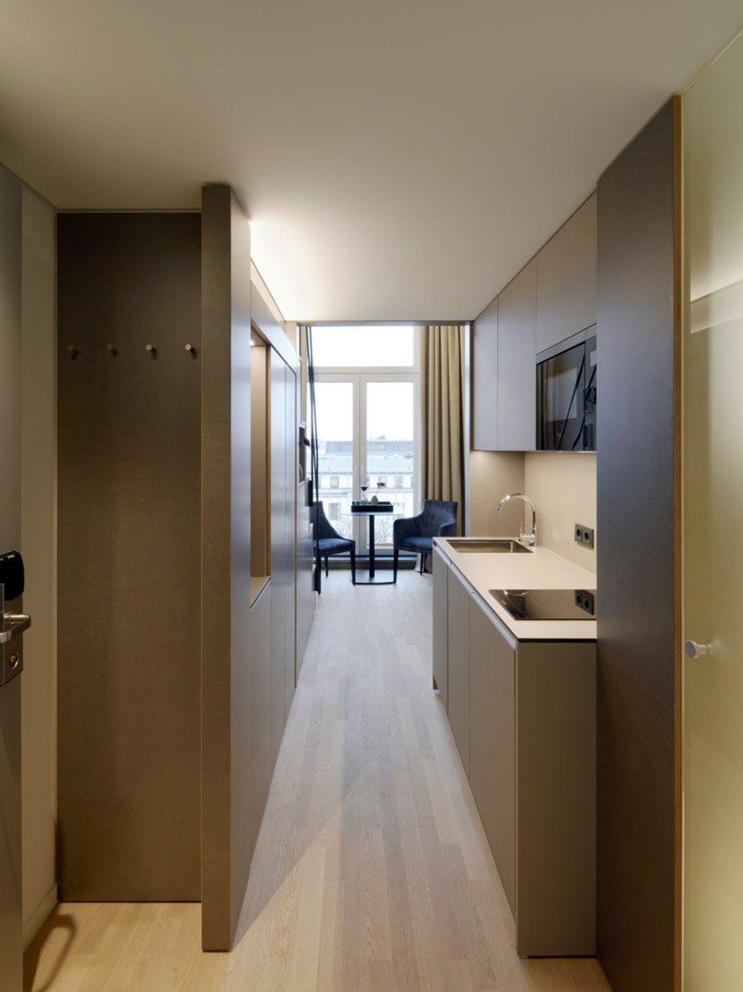Direct aan het station van Altona, in het voormalige stationsgebouw dat vele malen is verbouwd, zijn 51 micro-appartementen gerealiseerd voor tijdelijk wonen.