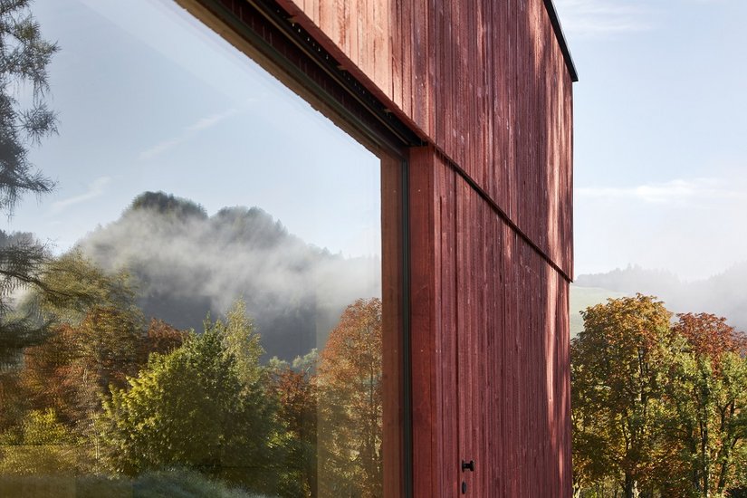Het ecologische totaalconcept met toegepaste regionaliteit weerspiegelt zich in elk opzicht. Het hout kwam uit het stadsbos en werd ter plaatse gezaagd. Het silhouet van het gebouw past natuurlijk in het landschap.