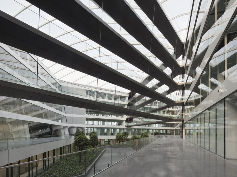 Het parklandschap is tot binnen in de centrale hal voelbaar.