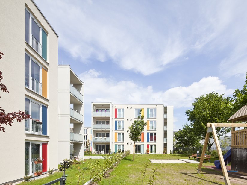 Verdeeld over vier meergezinswoningen van elk vier verdiepingen biedt het residentieel park Rheinelbestraße plaats voor in totaal 56 wooneenheden van 45 tot 82 m² groot met gedeelde tuin of groot balkon.