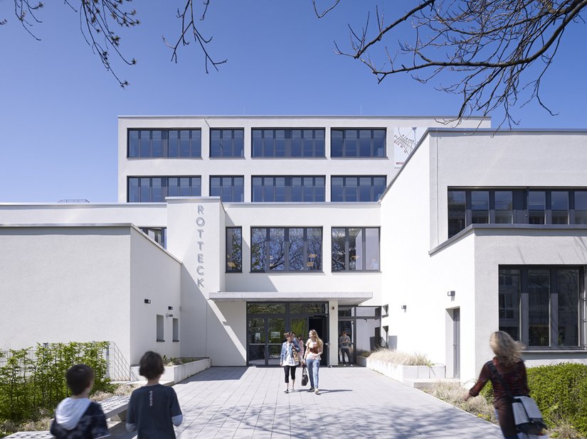 Vandaag begroet het Rotteck Gymnasium zijn scholieren met een frisse, witte kleur.