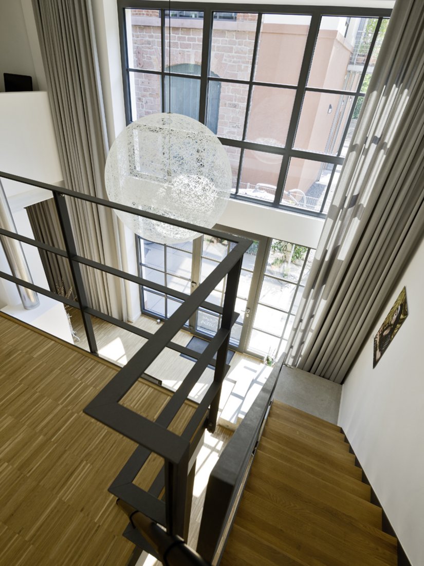 Wit- en grijstinten begeleiden het oorspronkelijke industriële karakter van de gebouwen.