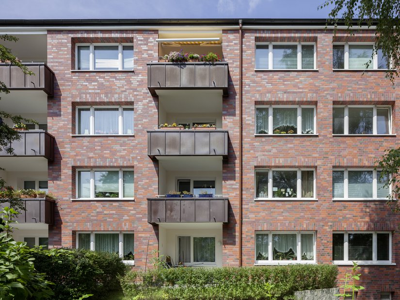 De koperen platen aan de balkons werden afgewerkt met een opstaande naad.