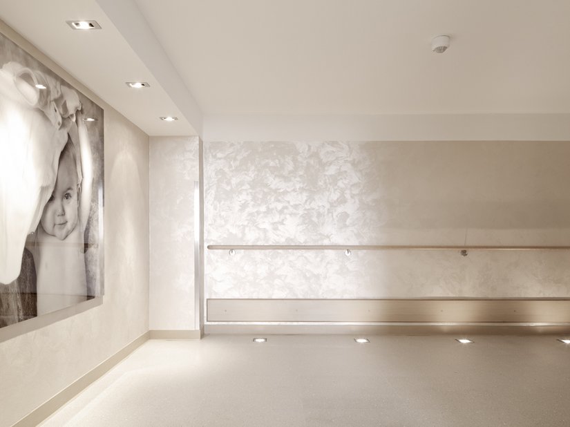De warmte beige- en bruintinten creëren een sfeer van welbehagen.