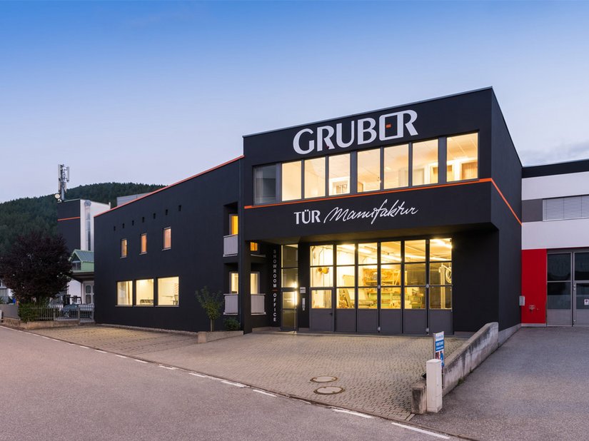 Door het herverven van wit naar donkeranthraciet valt de Gruber Fabriek beter op tussen de andere gebouwen.