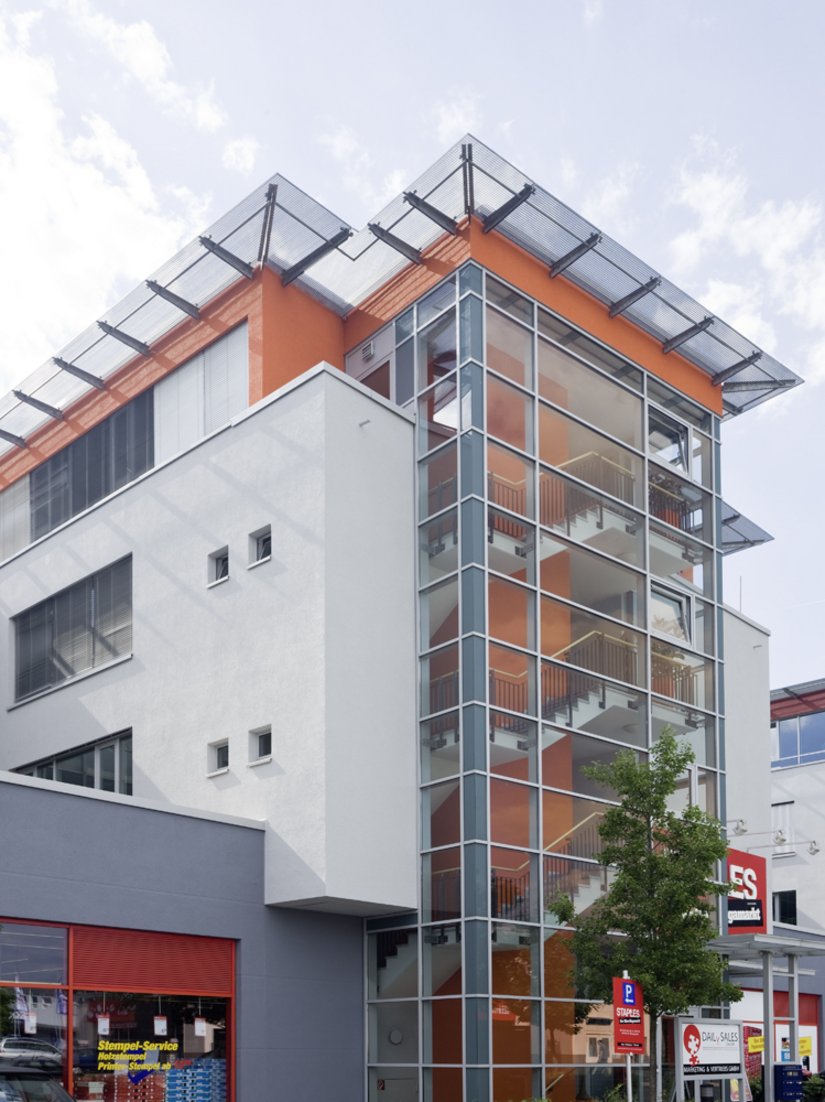 Scala kleuren: Gevel, zuilen: 99.00.21, bovenverdieping 1-3/ erker 1-3: 21.18.24, 06.21.12, 27.12.24 benedenverdieping: 60.06.21 deuren: 63.12.30).