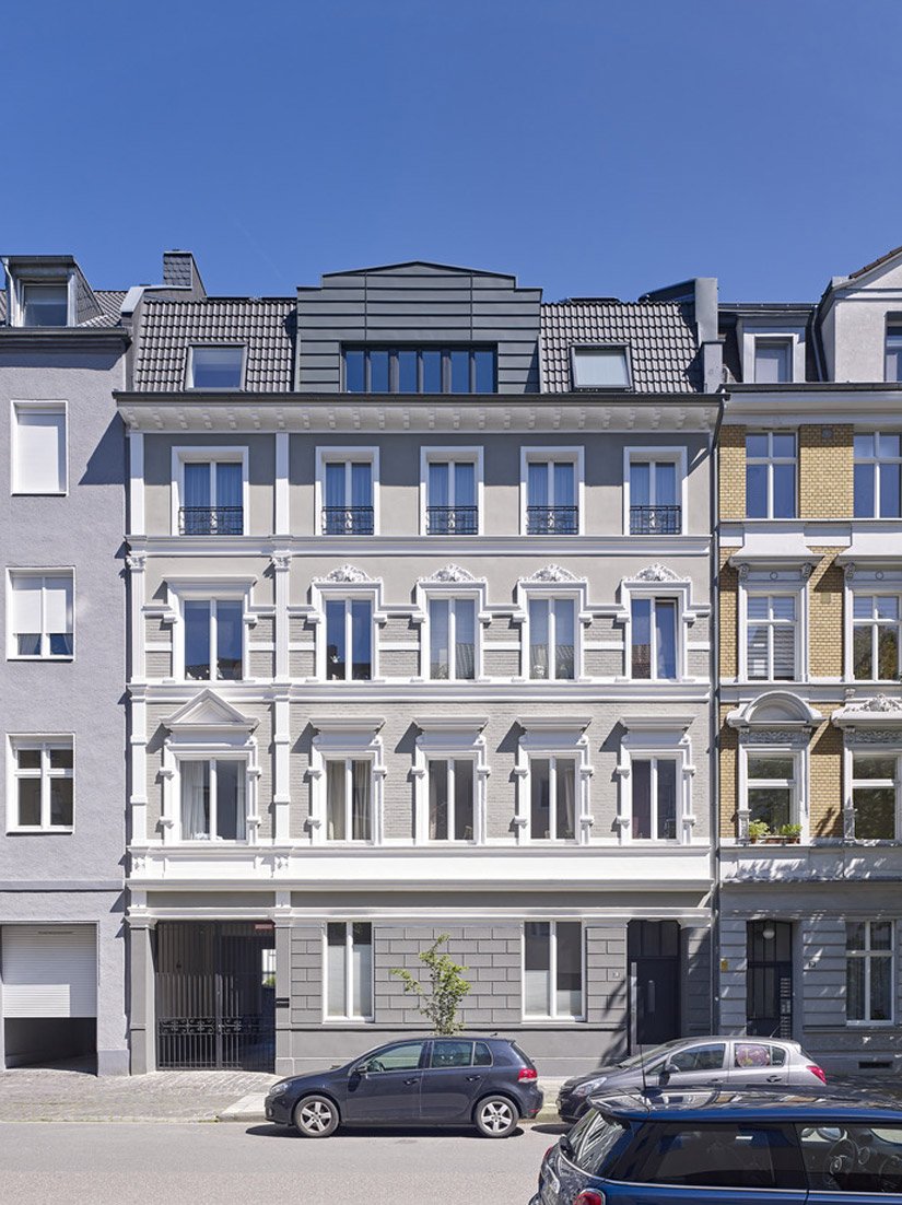 Sinds zijn ontstaan ontbraken de twee bovenste verdiepingen, wat vakkundig is gecamoufleerd door diep gelegen balustrades en gereconstrueerde getrapte frieselementen.
