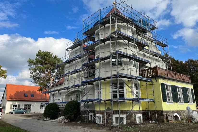 Tijdens de renovatie: hier is de transformatie van het slot live te zien – en het toont wat een harmonieus nieuw kleurenconcept kan opleveren. Voor de noodzakelijke scheursanering werd er Silicon-Streichfüller 910 gebruikt.