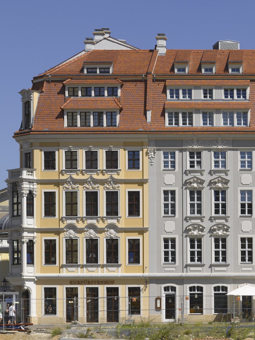 Scala kleuren: gevel: 03.06.15, 84.06.15, 12.12.15, 63.03.15, 18.06.18, 21.09.21, 99.00.27; geleding: 84.09.18, 87.03.06, 99.00.21, 99.00.15, 03.03.09, 03.03.12, 03.03.06, 12.09.09, 15.09.15, 99.00.18; deuren, vensters: 15.LA.03, 63.09.03, 09.06.18, 69.03.09; dagkanten benedenverdieping: zandsteen; erker: zandsteen