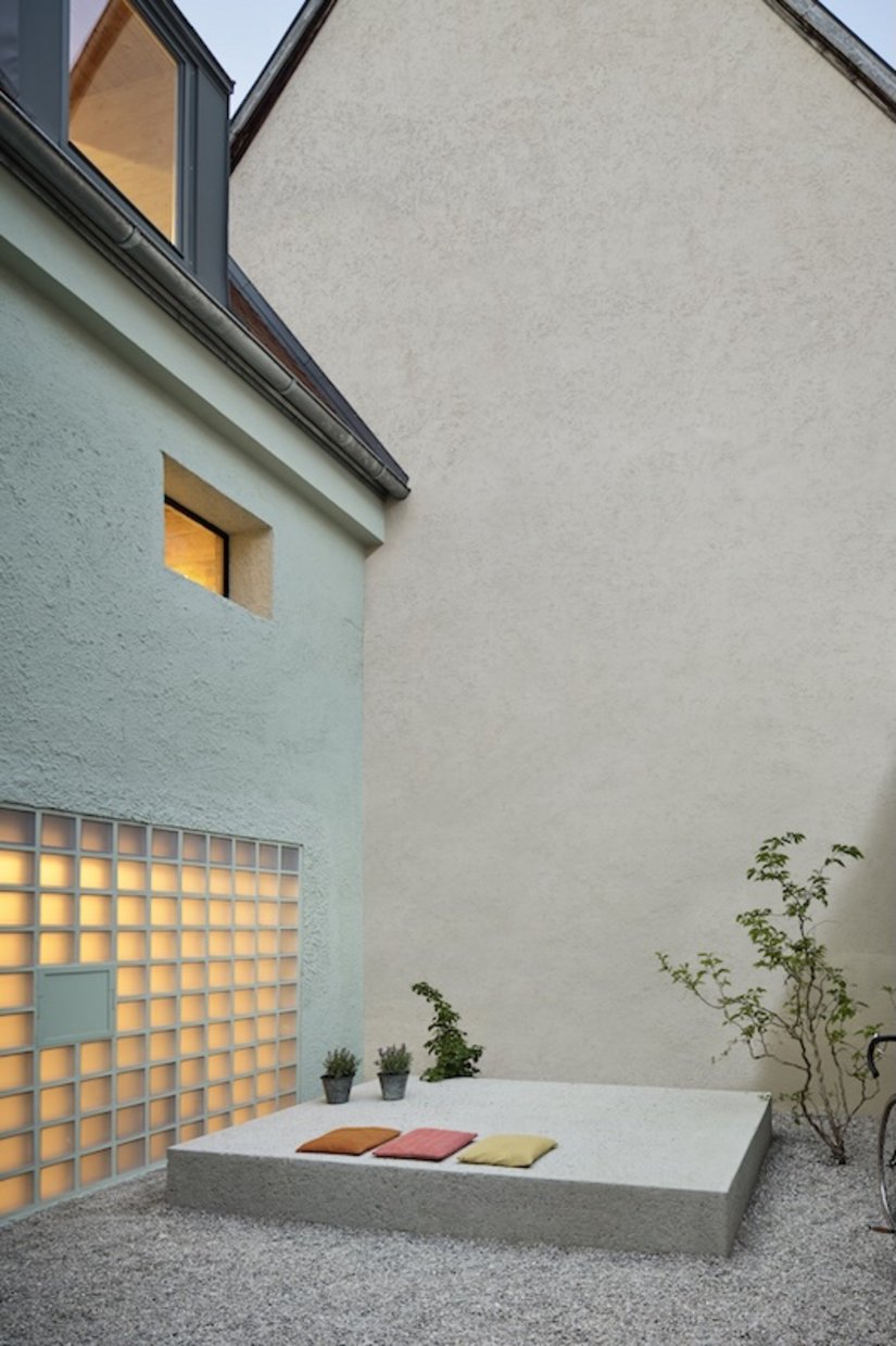 De puristische binnenplaats met zitgedeelte in plaats van de vroegere mesthoop straalt een meditatieve charme uit. Het podium werd gecoat met Floortec 2KPurolid T 876 in zijdematte uitvoering.