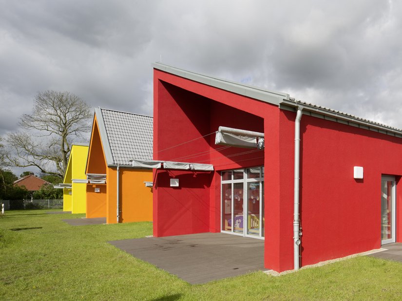 Door de verschillende vormgeving en kleurstelling kunnen de kinderen hun gebouw sneller herkennen.