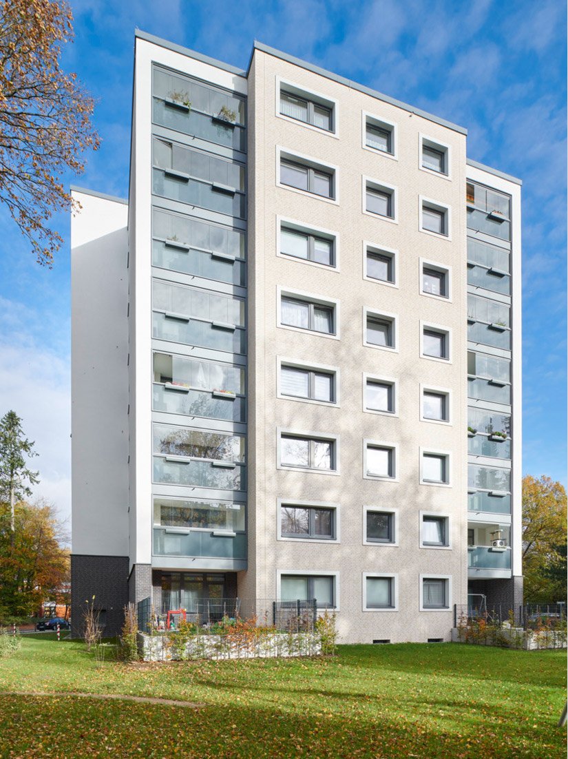 De sanering van de woontoren uit 1960 aan de Kiwittsmoor 32 in Hamburg-Langenhorn is een geslaagd en hopelijk exemplarisch transformatieproject.
Foto © Markus Tollhopf