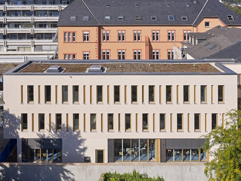 Het geheel nieuwe gebouw aan de binnenplaats.