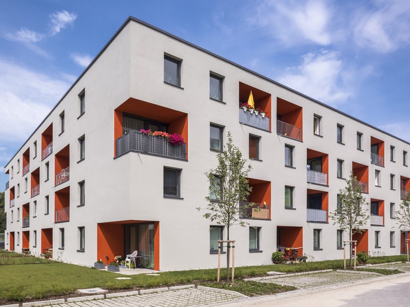 Een geometrisch eenvoudig, kennelijk zuinig residentieel gebouw met meerdere verdiepingen krijgt alleen al door de gepaste kleuren de nodige aantrekkingskracht en kwaliteit.