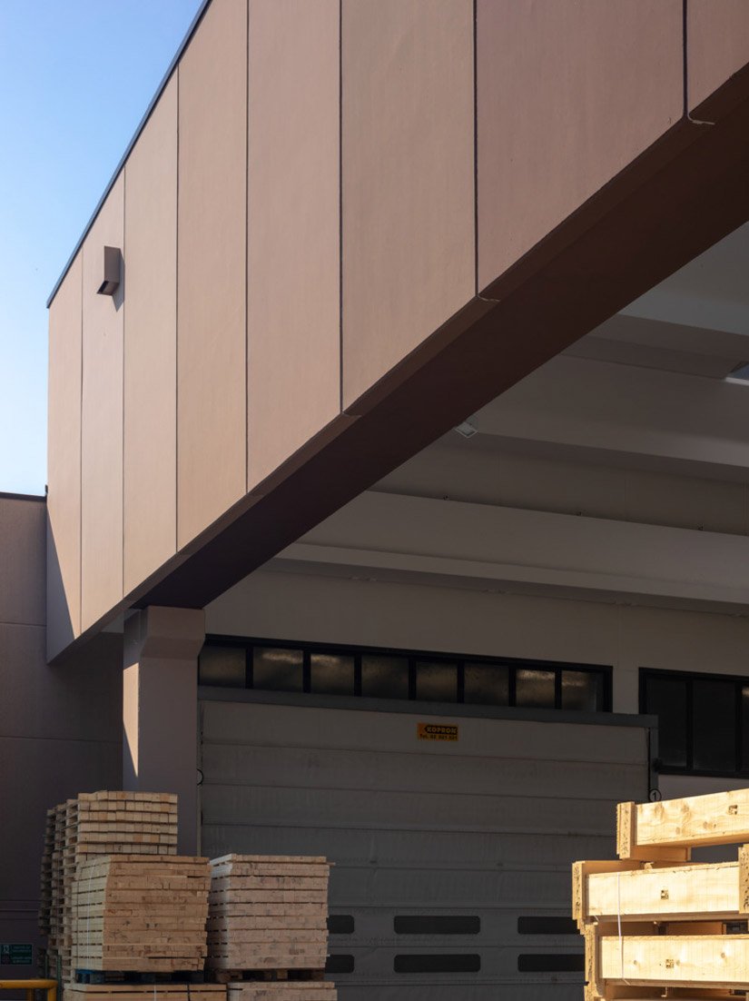 Deze kleurgradatie loopt door het gehele gebouwencomplex en verbindt de gesloten geveldelen met de open hallen.