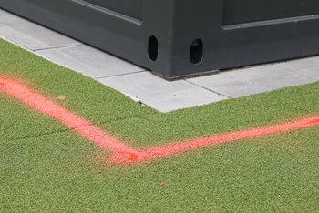 <p>Felle neon rode markeringen geven aan wat de juiste plaats is voor de container en zijn al op afstand goed zichtbaar</p>