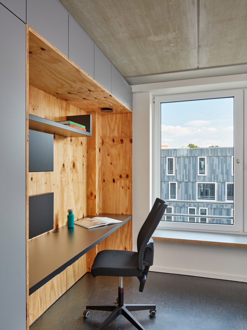 Het interieurconcept komt tegemoet aan de wens van de jonge bewoners om op een laagdrempelige manier privé-retraites en gemeenschappelijk wonen te combineren.
Foto © Sigurd Steinprinz / ACMS Archirtekten GmbH