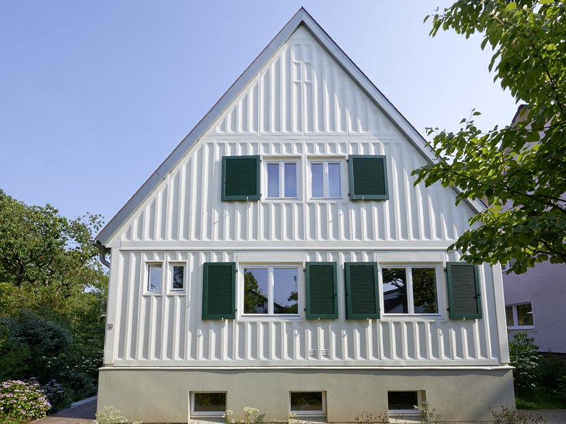 Het huis kreeg een nieuwe isolatie om in elk seizoen een aangenaam binnenklimaat te creëren.