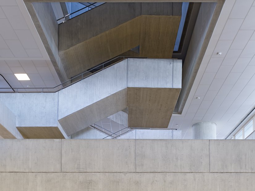 Het sierbetoneffect in het trappenhuis werd bewust behouden.