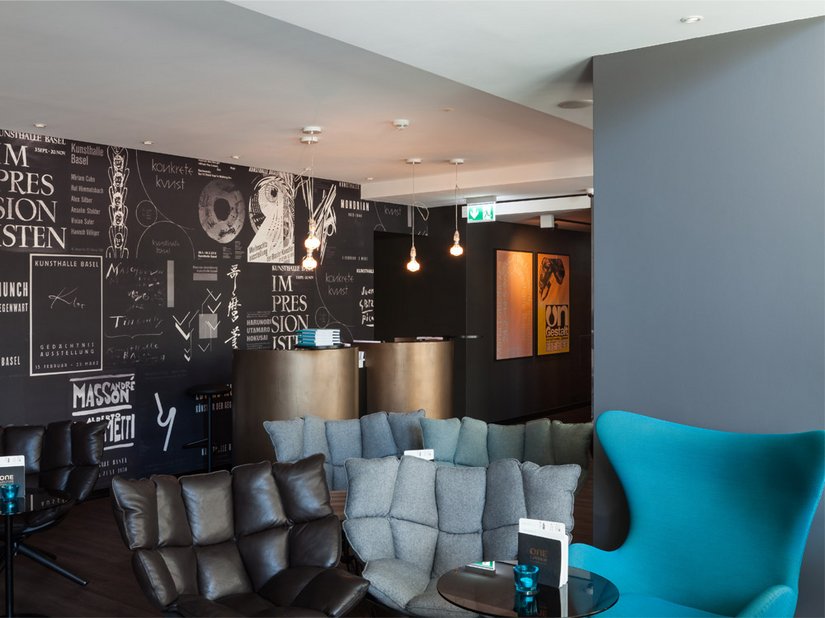 De kenmerkende merkkleur is terug te zien in het hele hotel, zoals hier bij de 'egg chairs'.